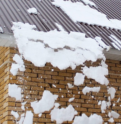 В Приуралье начался период схода снега с крыш 