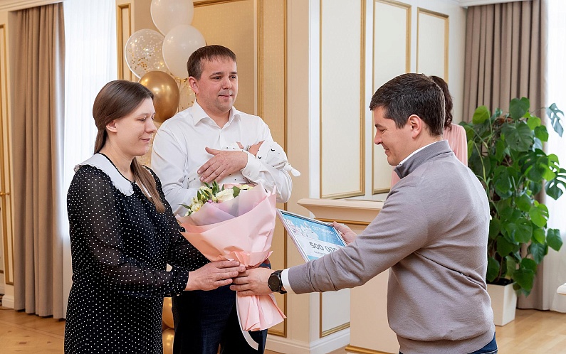 Дмитрий Артюхов поздравил салехардскую семью с рождением десятого ребенка