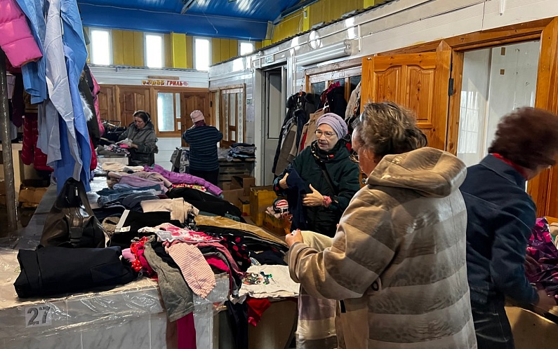 На рынке в Аксарке раздают вещи бесплатно