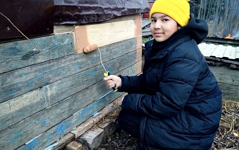 Школьники из Аксарки подготовили придомовую территорию пенсионеров к зиме