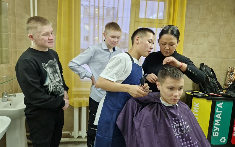 Добрый парикмахер обучает школьников Аксарки подстригать